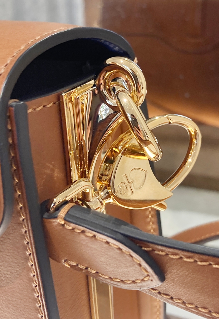 This handbag looks so good in leather! Thoughts? #diane #louisvuitton